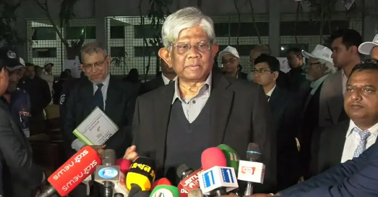 সাংবাদিকদের সঙ্গে কথা বলছেন অর্থ উপদেষ্টা